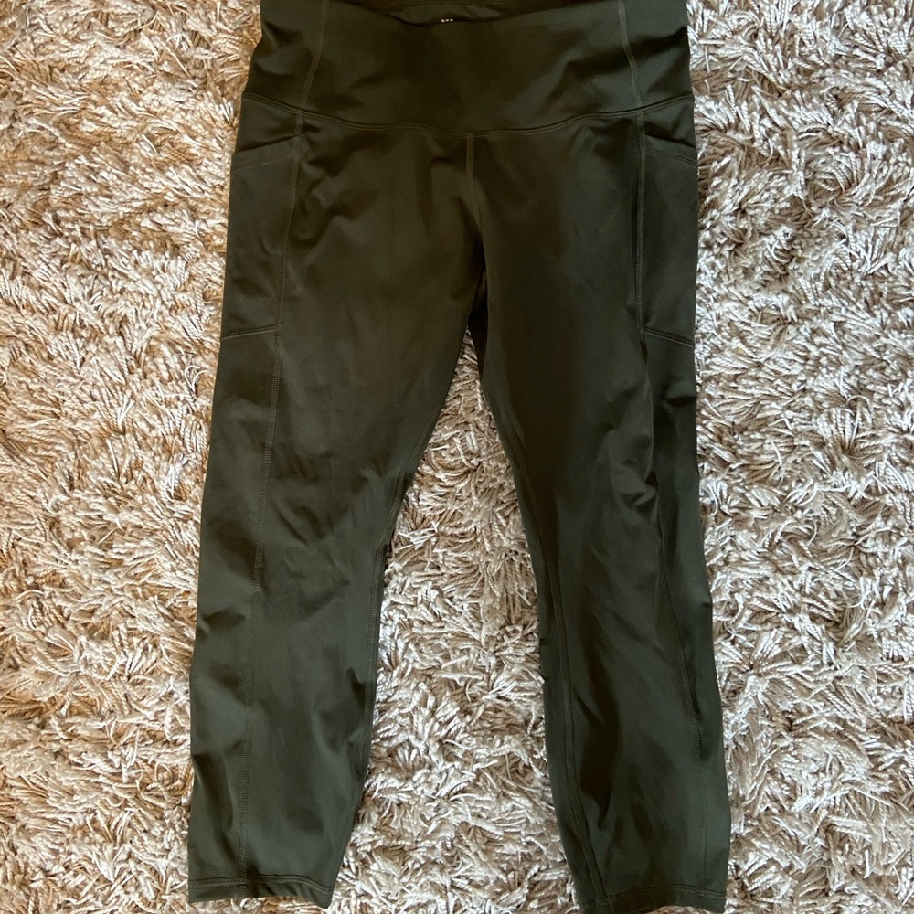 Cropped workout leggings with pockets!